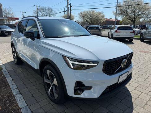 Used 2026 Volvo XC40 B5 Plus AWD/4WD image 29