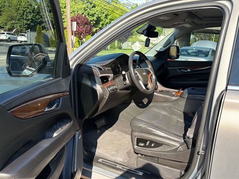 Used 2017 Cadillac Escalade ESV Premium Luxury AWD/4WD image 22