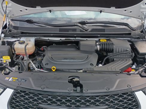 Used 2025 Chrysler Pacifica Limited image 24