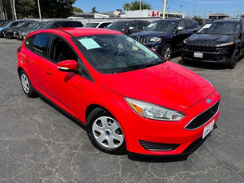 Used 2015 Ford Focus SE FWD image 2