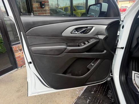 Used 2020 Chevrolet Traverse LT image 19