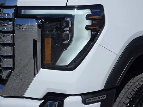 Certified 2025 GMC Sierra 3500 Denali w/ Denali Reserve Package image 9