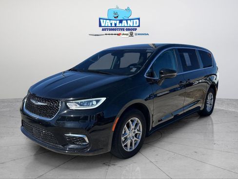 Certified 2024 Chrysler Pacifica Touring-L image 31