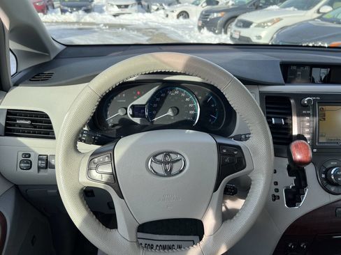 Used 2011 Toyota Sienna XLE image 19