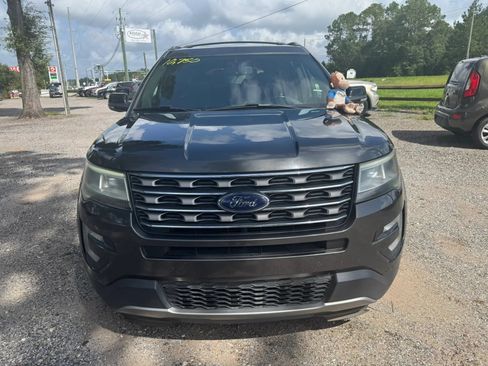 Used 2017 Ford Explorer XLT w/ Equipment Group 202A FWD image 10