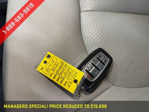 Used 2021 Chrysler Pacifica Touring-L FWD image 27