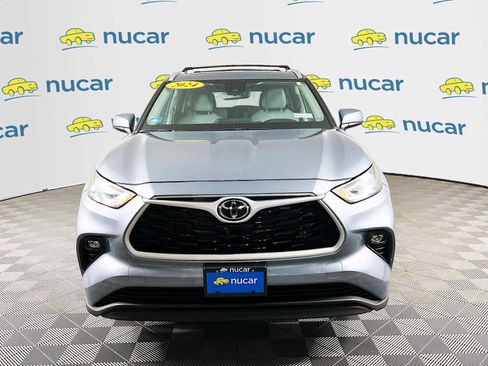 Used 2024 Toyota Highlander XLE image 2