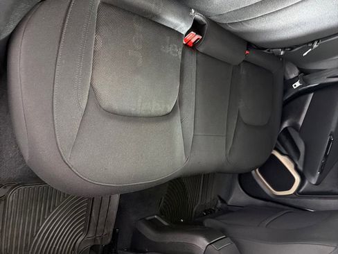 Used 2017 Jeep Renegade Latitude w/ Cold Weather Group AWD/4WD image 21