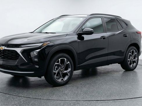 Used 2025 Chevrolet Trax LT FWD image 3