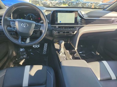 Used 2025 Toyota Camry SE image 10