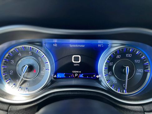 Used 2019 Chrysler 300 Touring RWD image 18