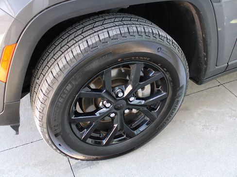 Certified 2024 Jeep Grand Cherokee Altitude image 39