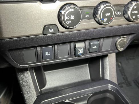 Used 2020 Toyota Tacoma SR5 image 33