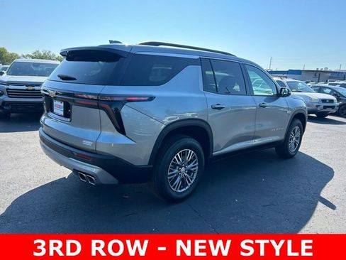 Used 2025 Chevrolet Traverse LT image 6