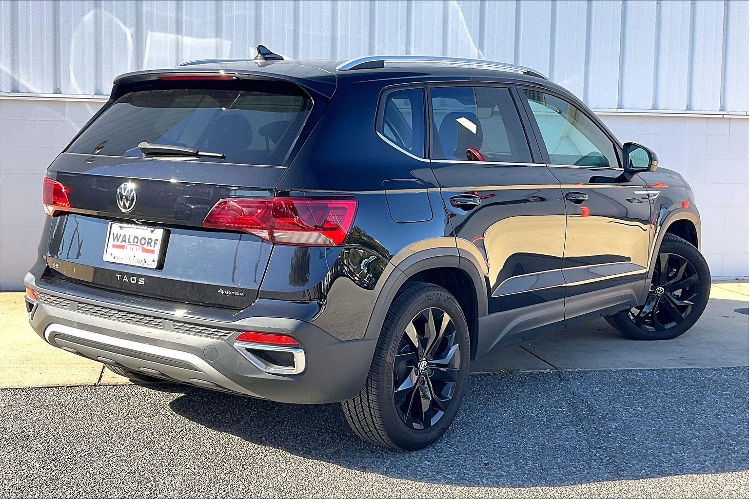 Used 2023 Volkswagen Taos SE w/ Panoramic Sunroof Package AWD/4WD image 17