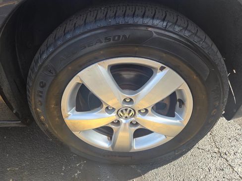 Used 2011 Volkswagen Routan SEL image 38