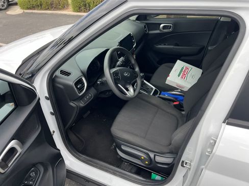 Used 2022 Hyundai Venue SE FWD image 7