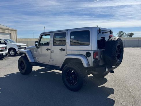 Used 2016 Jeep Wrangler Unlimited Sahara w/ Connectivity Group image 7