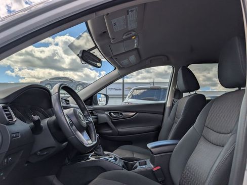 Used 2017 Nissan Rogue SV w/ SV Premium Package AWD/4WD image 9