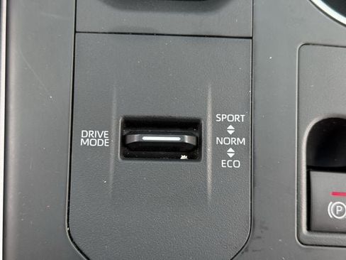 Used 2024 Toyota Highlander XSE FWD image 21