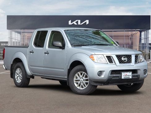 Used 2019 Nissan Frontier SV image 2