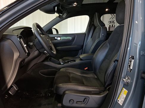 Used 2022 Volvo XC40 T5 R-Design w/ Climate Package image 13