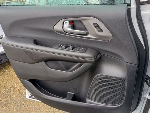 New 2026 Chrysler Pacifica Select image 13