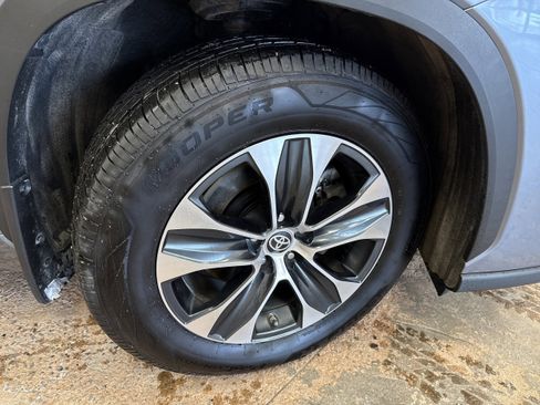 Used 2021 Toyota Highlander XLE image 13