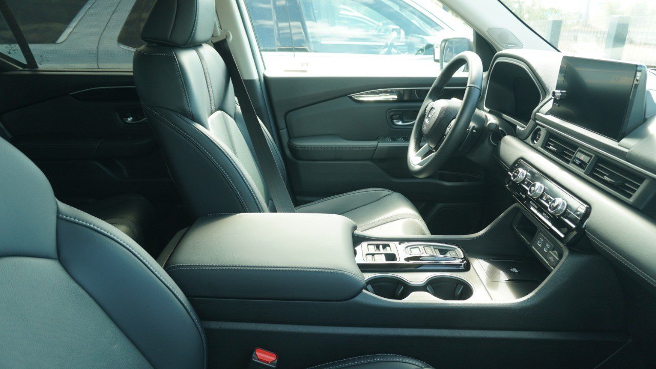 Used 2025 Honda Pilot Touring image 10