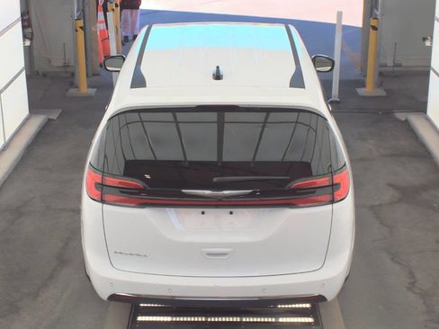 Used 2025 Chrysler Pacifica Select image 10
