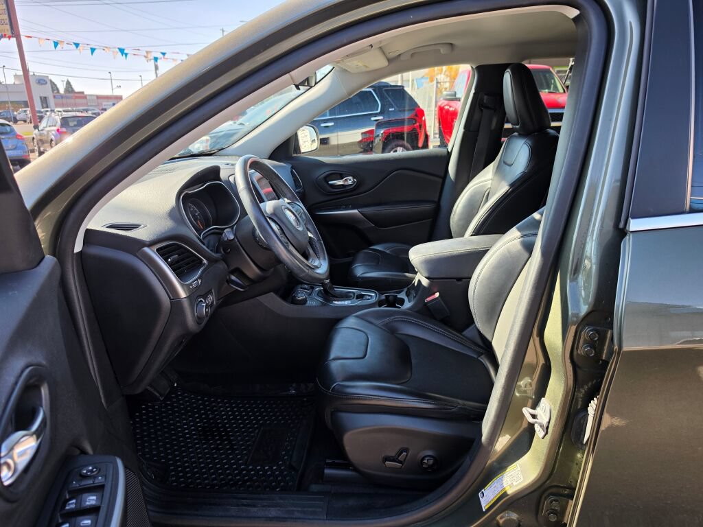 Used 2019 Jeep Cherokee Latitude Plus w/ Cold Weather Group AWD/4WD image 21