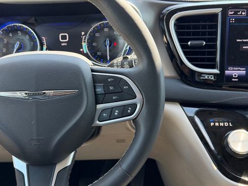 Used 2023 Chrysler Pacifica Touring-L FWD image 20