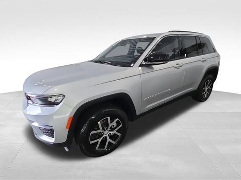 Used 2025 Jeep Grand Cherokee Limited w/ Trailer Tow Package AWD/4WD image 5