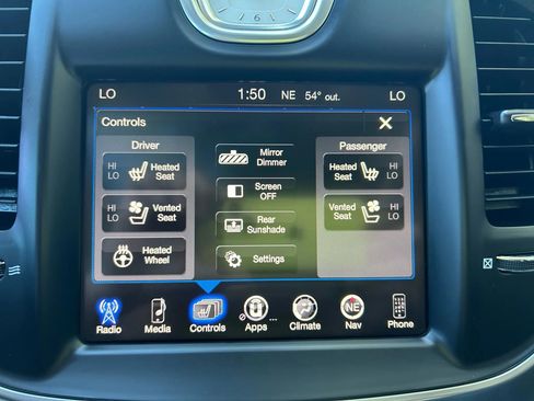 Used 2015 Chrysler 300 C image 41