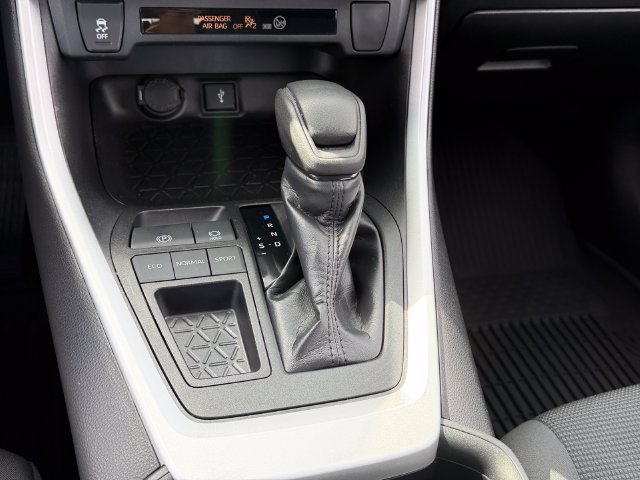 Used 2021 Toyota RAV4 LE FWD image 18