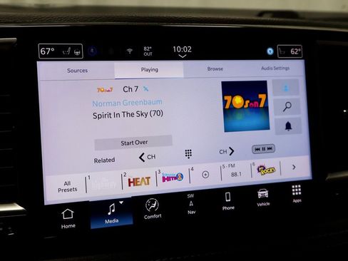 Used 2025 Chrysler Pacifica Limited FWD image 3