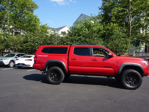 Used 2018 Toyota Tacoma TRD Off-Road AWD/4WD image 3