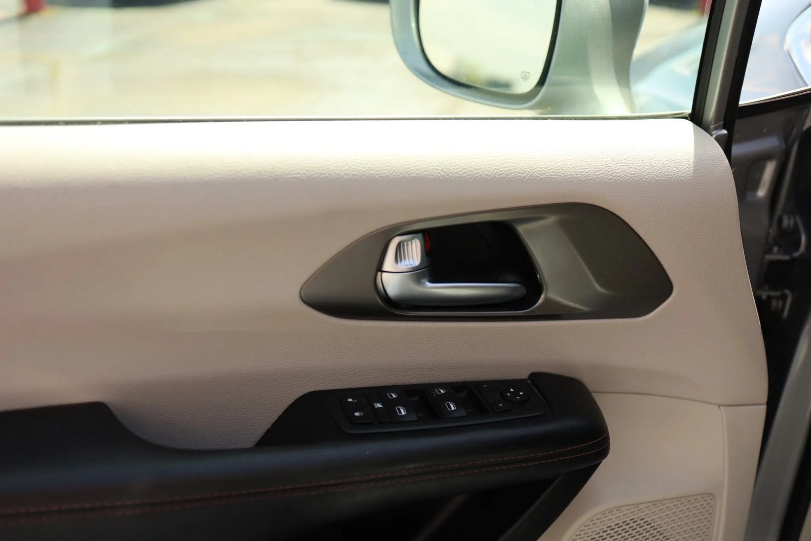 Used 2020 Chrysler Pacifica Touring w/ Advanced Safetytec Group FWD image 10