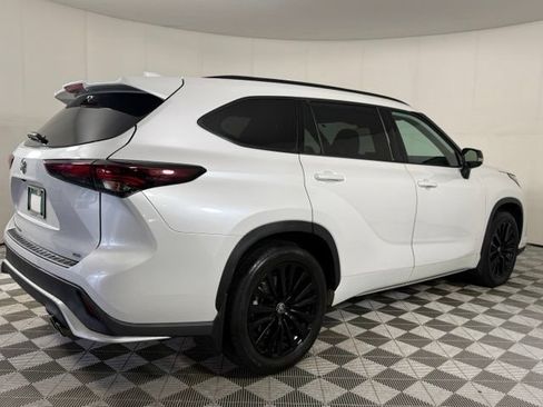 Used 2024 Toyota Highlander XSE FWD image 8