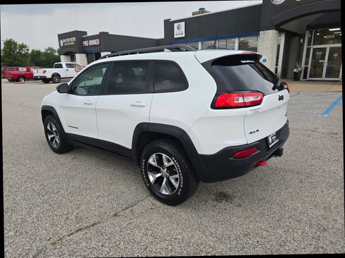 Used 2016 Jeep Cherokee Trailhawk w/ Leather Interior Group AWD/4WD image 2