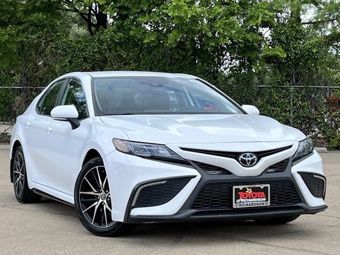 Used 2024 Toyota Camry SE FWD image 2
