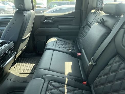 Used 2023 GMC Sierra 1500 AT4 w/ AT4 Premium Package AWD/4WD image 3