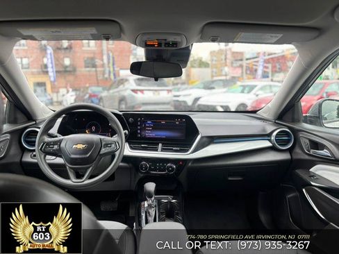 Used 2025 Chevrolet Trax LT FWD image 16