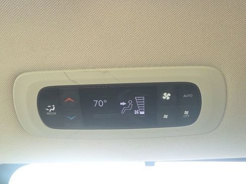 Used 2023 Chrysler Pacifica Touring-L FWD image 21