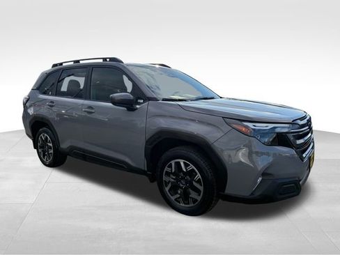 Used 2025 Subaru Forester Premium image 1