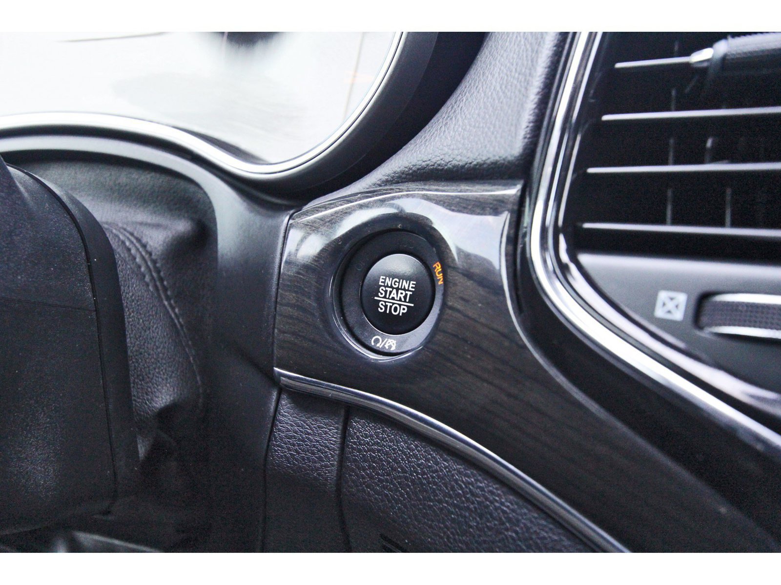 Used 2019 Jeep Grand Cherokee Overland RWD image 20