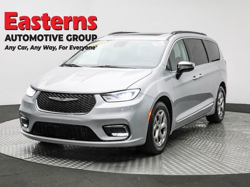 Used 2023 Chrysler Pacifica Limited image 1