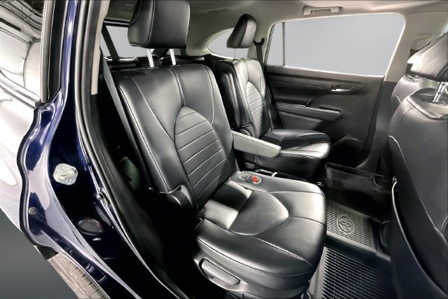 Used 2021 Toyota Highlander XLE AWD/4WD image 25