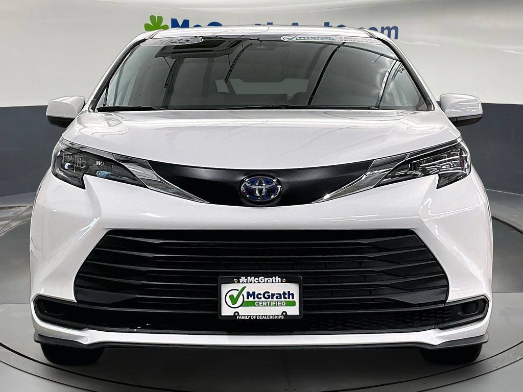Used 2025 Toyota Sienna LE FWD image 5