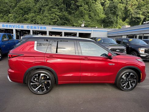 Used 2024 Mitsubishi Outlander 4WD Plug-In Hybrid image 3